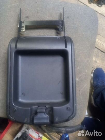 Ниссан Х-трейл Т31 крышка подлокотника