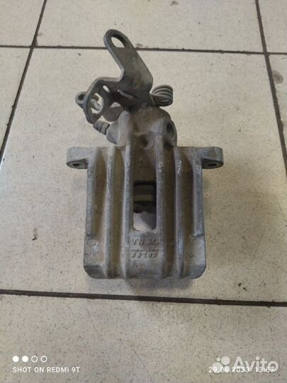 Суппорт тормозной задний правый Volkswagen Jetta 6