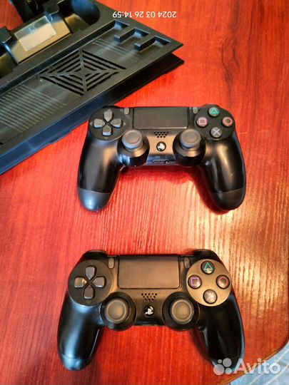 Ps4 pro 1tb, 2 геймпада + зарядная станция и игра