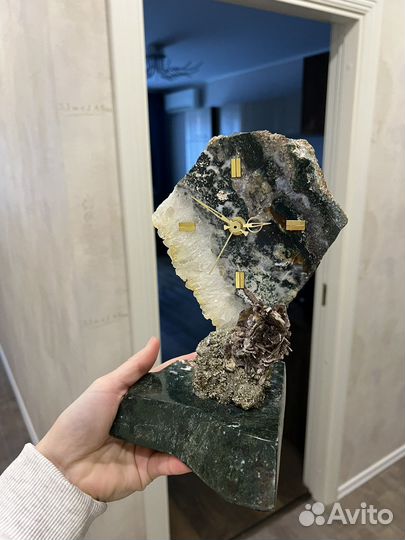 Часы из малахита и других самородков