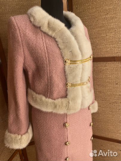 Розовый твидовый костюм с норкой