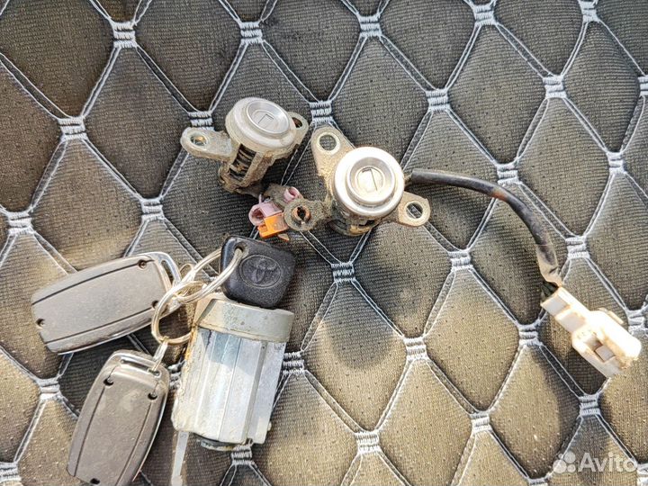 Личинки замка зажигания Toyota crown 141