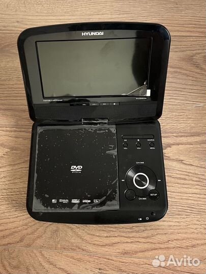 Телевизор и Портативный видеопроигрыватель hyundai