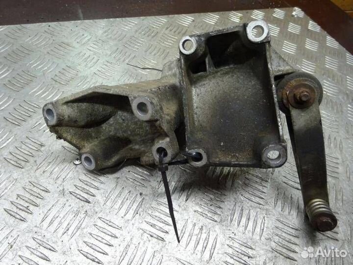 Кронштейн коробки (балка кпп) Audi 80 8C/B4 1992