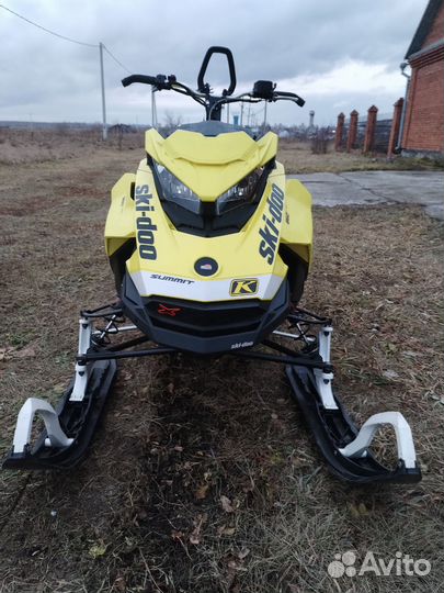 BRP Ski-Doo Summit X