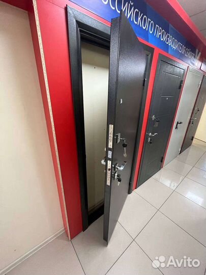 Дверь входная металлическая с зеркалом и без