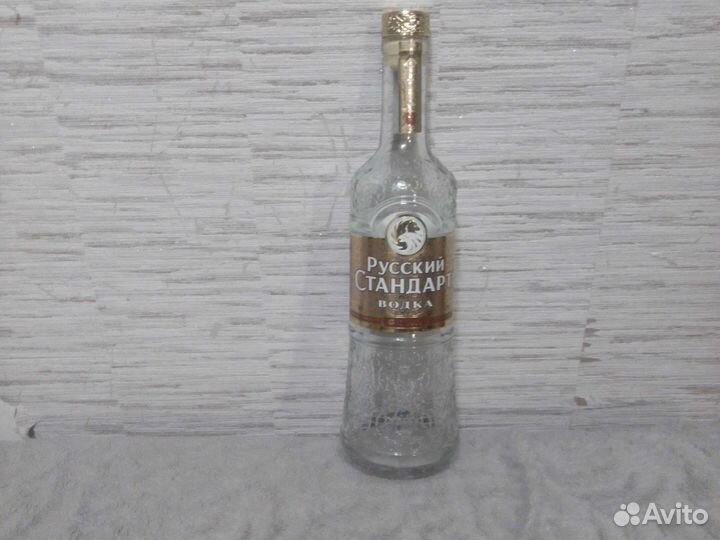 Коробка с бутылкой из под водки