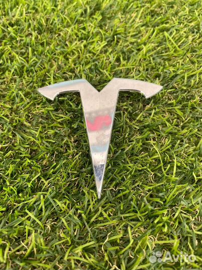 Эмблема Tesla Model Y 2022