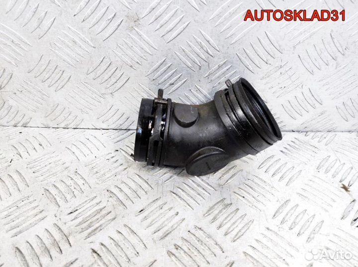 Патрубок воздушного фильтра Audi A4 B7 06B133356S