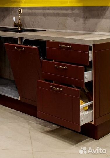 Кухня с каменным островом