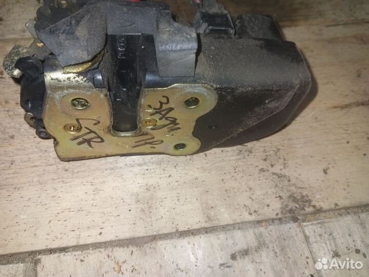 Замок задней правой двери Dodge Stratus 2002г