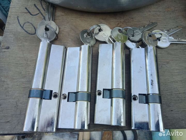 Личинки замка двери