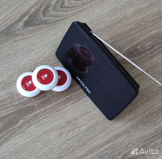 Кнпока вызова официанта и табло отображения вызова