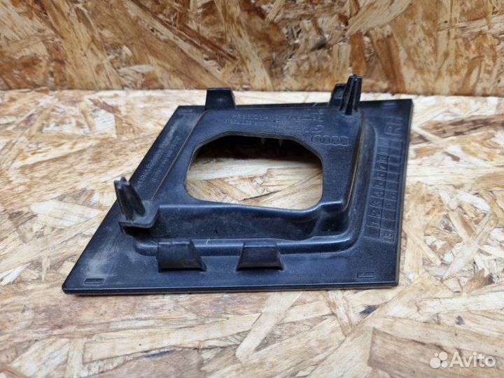 Кронштейн форсунки омывателя правый Audi Q8 4MN С