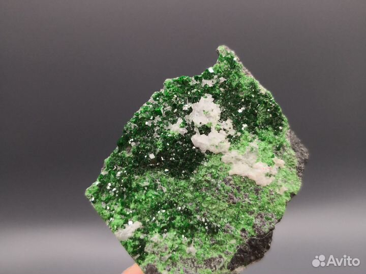 Уваровит, кальцит, амезит на хромите. Сарановское