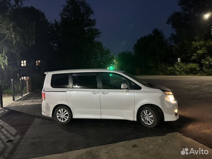 Toyota Voxy 2.0 CVT, 2010, 232 000 км