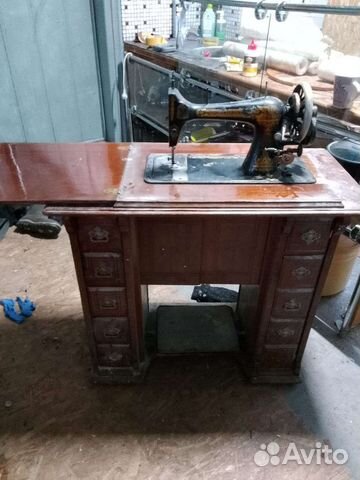 Антикварная швейная машинка Зингер с тумбой