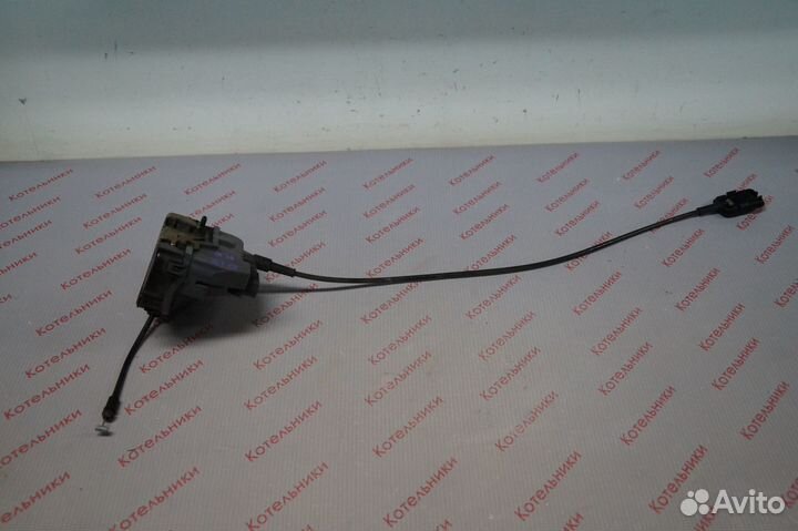 Nissan 82500-AV600 Замок задний правый