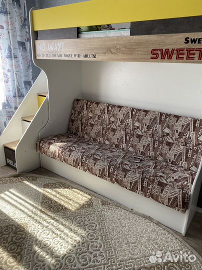 Кровать двухьярусная с диваном