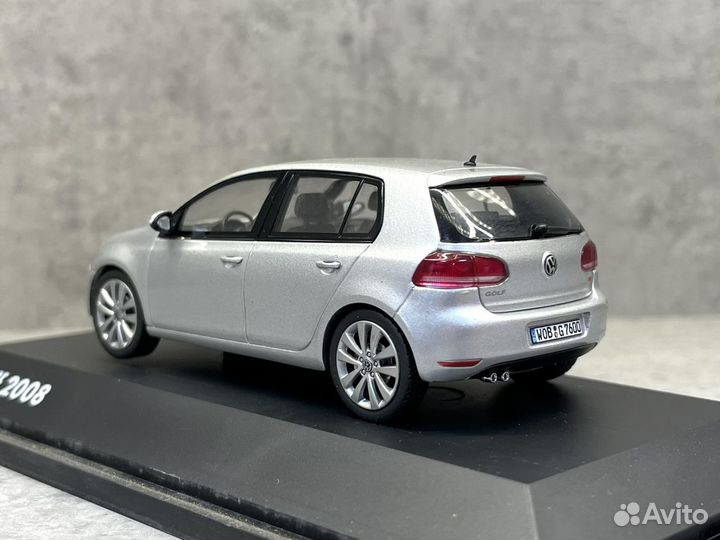 Коллекционная модель Volkswagen Golf 1:43 Schuco