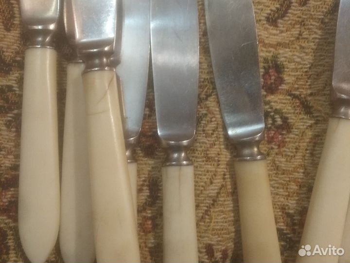 Вилки и ножи с белыми ручками