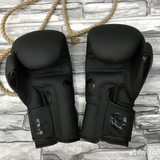 Боксерские перчатки Venum