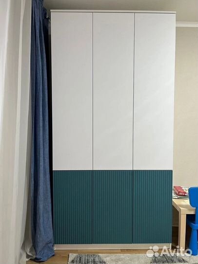 Шкаф трехдверный