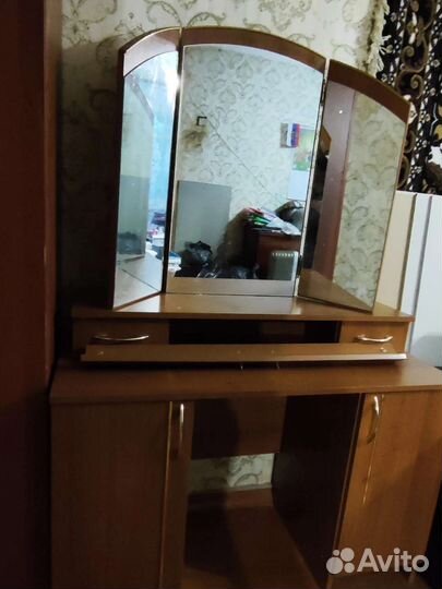 Трюмо с зеркалом