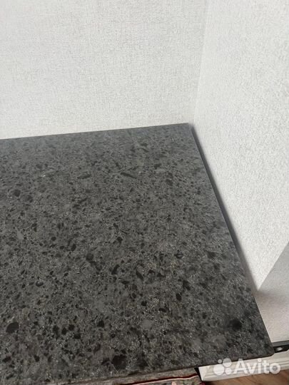 Письменный стол со столешницей из кварца