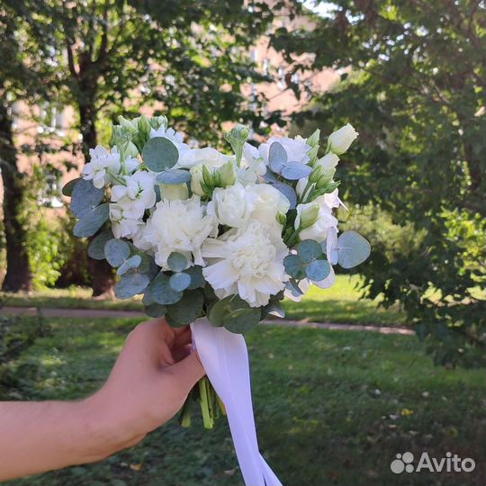 Свадебный букет в белой гамме с эвкалиптом