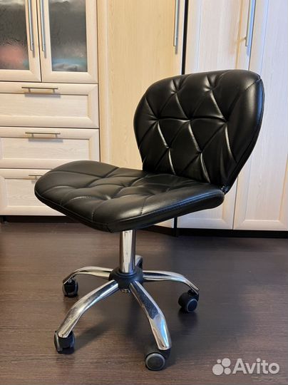 Стул для мастера маникюра на колесиках