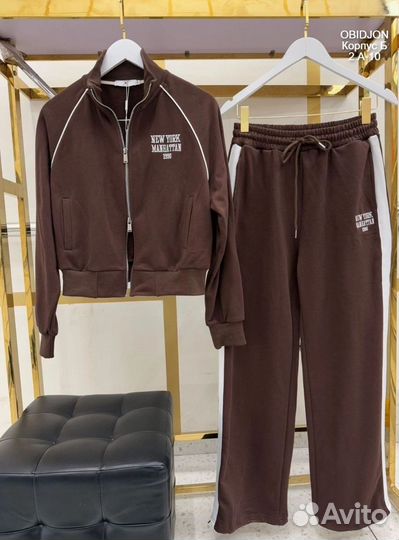 Раскошный с портивный костюм трëх нитка