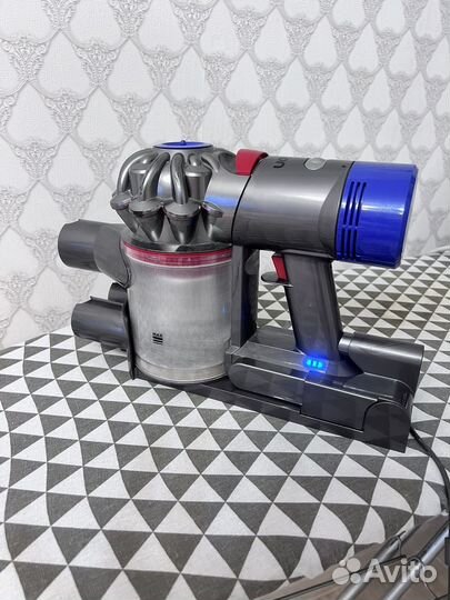 Пылесос Dyson v8