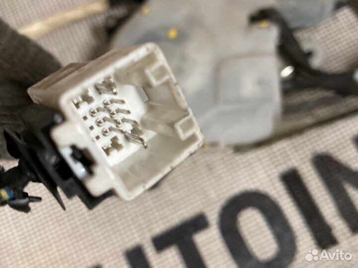 Замок двери задний левый Lexus LS 6906050080