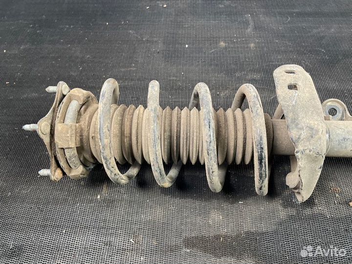 Амортизатор передний левый Honda Cr-V 4 RM