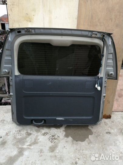 Дверь багажника Nissan Elgrand E51