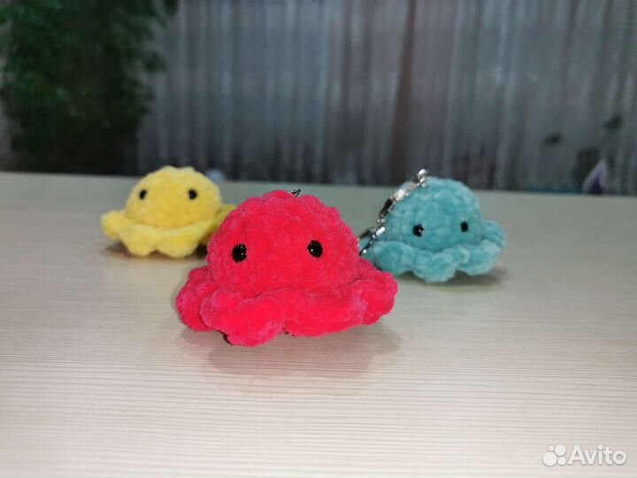 Вязаные брелочки ручной работы