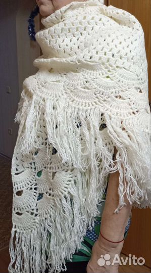 Шаль белая, вязаная и варежки