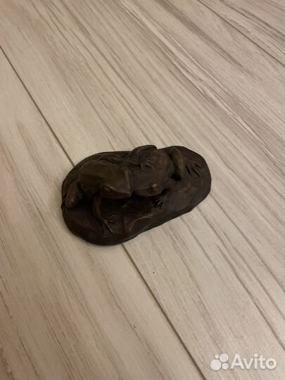 Бронзовые лягушки