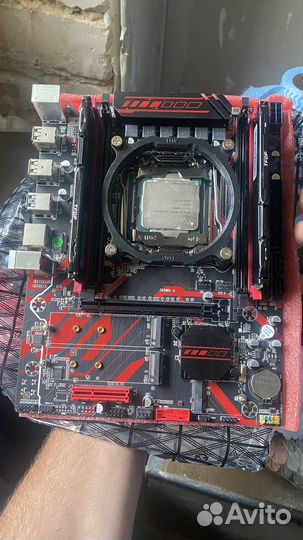 Материнская плата с процессором и памятью