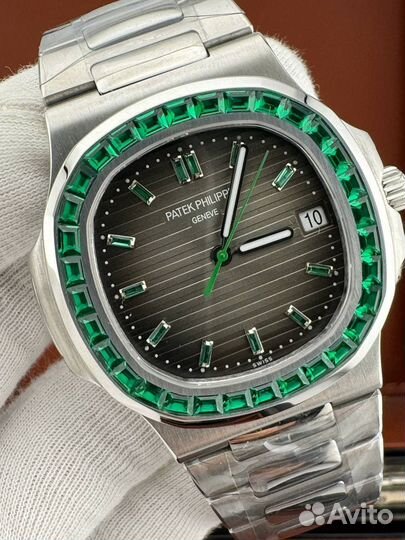 Часы Patek Philippe Emerald Nautilus