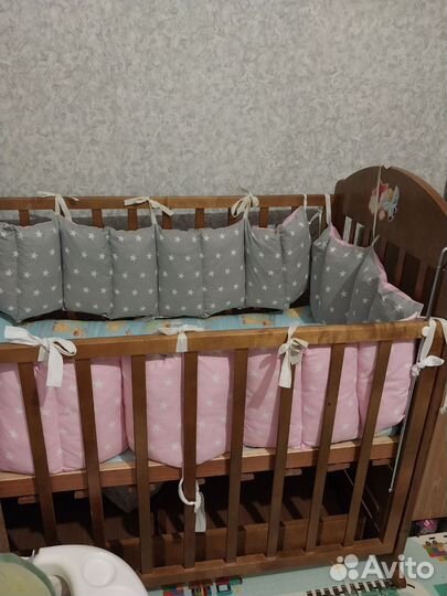 Детская кроватка с маятником и ящиком