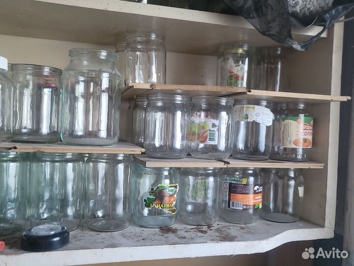 Стеклянные бутылки и банки