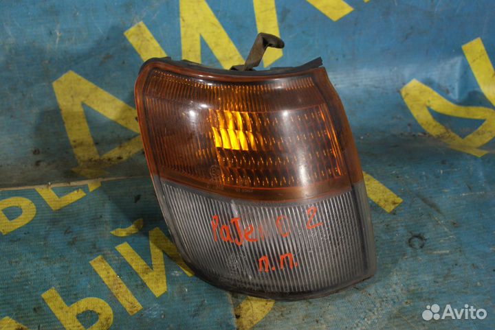 Передний поворотник Mitsubishi Pajero 2