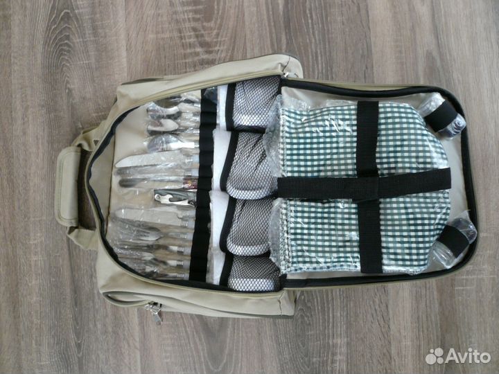 Сумка-холодильник 10.5 л с набором посуды на 4 пер