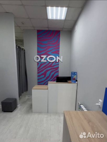 Сотрудник пункта выдачи заказов