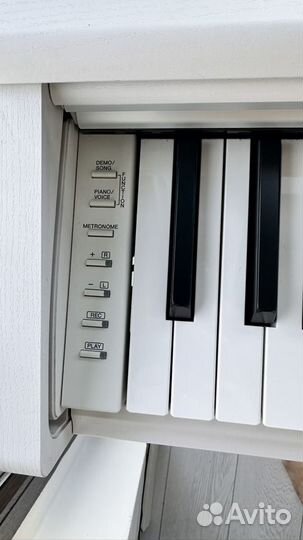 Цифровое пианино Yamaha YDP-144 WH белое
