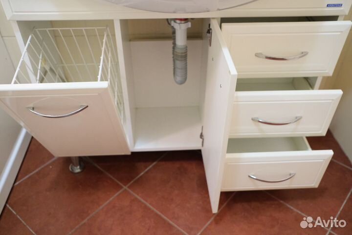 Раковина с тумбой и зеркалом