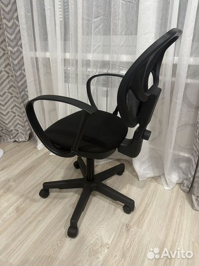 Компьютерное кресло черное