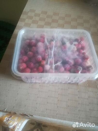 Ягоды замороженные в контейнере